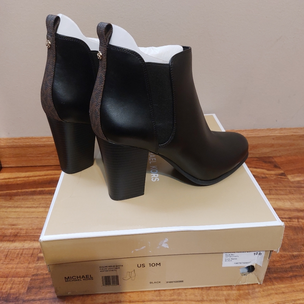New Michael Kors - Evaline Bootie w/ Back  Logo size 10